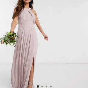 Balklänning  - Säljer min fina balklänning, är i mycket gott skick. Färgen visar sig bäst på bild 3 (bild då jag bar den). Jag är 162 cm och hade 8cm klackar 💗