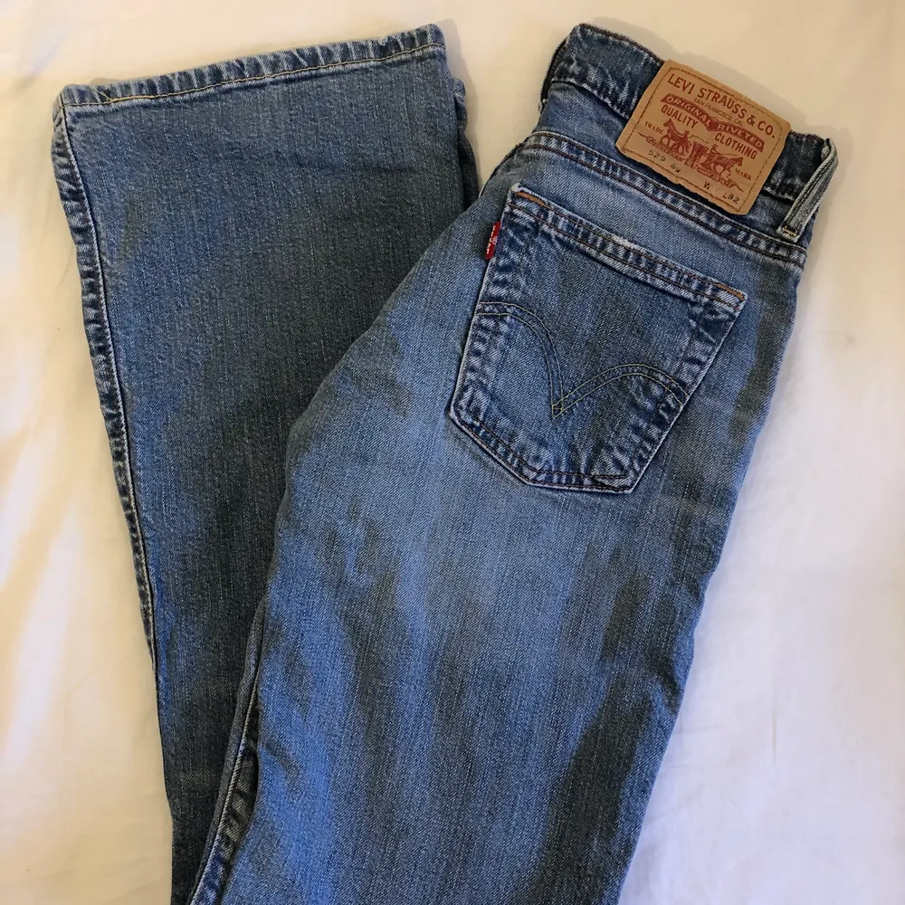 Ljusblåa levis jeans som tyvärr är för små för mig. Jeansen är lågmidjade och har en utsvängd modell 💙. Jeans & Byxor.