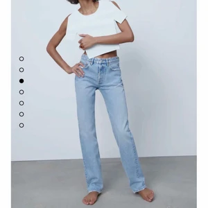 Zara mid Rise jeans - Jeans från zara i modellen mid Rise straight. Det är storlek 36 o de är i bra skick, knappt andvända💓 Säljer pga för små. Hör av dig vid frågor. Köparen står för frakten 