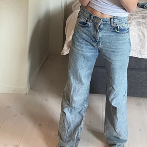 Jeans - Jättefina mid Waits jeans från pull&bear! Väl använda men inga slitningar förutom längst ner då de är lite för långa för mig (: midjemått: 74cm innerbenslängd: 78cm <3 Skriv vid frågor eller fler bilder