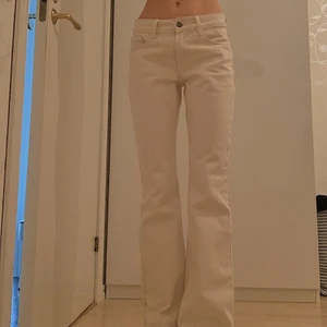 Brandy Melville jeans - Säljer mina lågmidjade Brandy Melville jeans då de inte kommer till användning🤍 de är knappt använda och därför i jättebra skick! Köparen står för frakten 