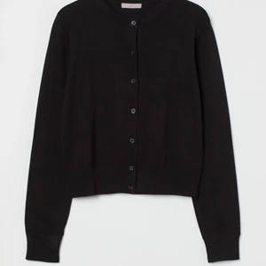 Kofta - Svart fintsockad kofta, använd en gång så nyskick!! Köparen står för frakt💞