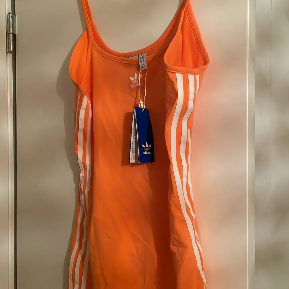 Orange klänning från adidas, aldrig använd! Katt finns i hemmet😽🥰. Klänningar.