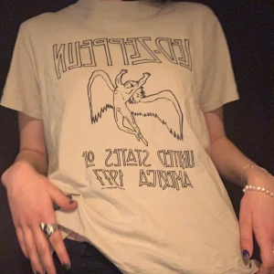 Led zeppelin band tröja!  - Led Zeppelin band tröja köpt från sellpy! super snygg men jag använder den aldrig därför säljer vidare ✨ frakten ingår i priset!! 