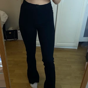 Byxor  - Byxor i tights material från zara med slit. Super sköna och fina men får ingen användning av dom. Storlek S men passar både XS och M. Köparen står för frakten 