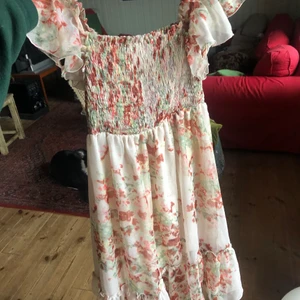 Sommarklänning - Fluffig sommarklänning som går ner över knäna, rosa, använd men i bra skick. Stretchig passar även medium o large