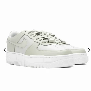 NIKE AIR FORCE 1 PIXEL - LÄGGER UPP IGEN PGA OSERIÖS KÖPARE. ett par fina ljusgröna nike air force 1 pixel som är sparsamt använda. säljes pga för små. köparen står för frakten ❤️ vill bara förtydliga vikten av att ett bud är bindande och absolut inte okej att lägga ett bud och sedan inte svara. 