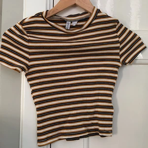 H&M t-shirt i strl XS - Jätte fin H&M t-shirt i storlek xs💕 Väl använd men bra skick! Skriv för mer bilder! Gratis frakt💕