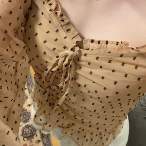 Topp från bikbok - Söt beige topp från bikbok i storlek XS. Köparen står för frakt 🤍