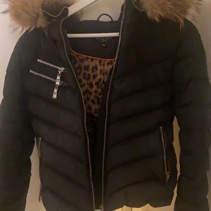 äkta hollies jacka, 34 - Äkta hollies jacka, säljer billigt pga att den är lite smutsis men inget man tänker på, går att tvätta. Storlek Xs/34, Använd en vinter, Inga skador på jackan eller något sånt