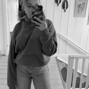 Blå hoodie  - Blå hoodie från bikbok. Något nopprig men det är lätt att fixa om man vill det. Bikboks hoodies sitter alltid jättebra. Köparen står för frakten.