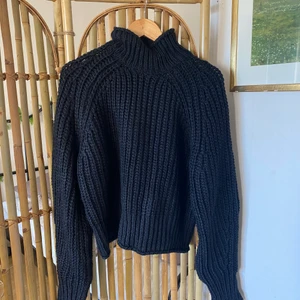 Svart stickad polotröja - Supermysig svart stickad polotröja från HM! Jätteskönt material och fint stickmönster! Den är lite bulky men det är ju snyggt! Vid fler frågor eller bilder så är det bara att skicka iväg ett meddelande! Frakt tillkommer💕