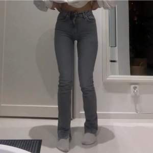 Ett par grå zara jeans med slits nedtill🤍 köpta på Plick och aldrig andvända 🤍 storlek 32✨