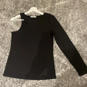 Topp från mango med en ärm - Jättecool tröja från mango med en hel ärm och en cool linne liknande band på andra sidan! Köpt för drygt 200kr och säljer för 80kr+52kr frakt! Alltså 132kr totalt! Den är i storlek medium men skulle säga att den oxå passar S!