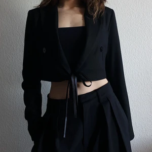 Croppad kavaj - En kavaj i strl 36 från Gina Tricot som croppats och sytts upp. Knyts fram med ett svart band. Skulle säga att det är en XS/S nu. Bara att skriva om du har frågor!