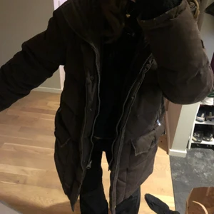 Brun jacka - Intressekoll på min jättefina bruna jacka från G-star raw och jag tror att det är herrmodell☺️ Den är i bra skick men den är lite sliten på vissa ställen (jag kan skicka bilder på det slitna privat vid intresse)! Den är supervarm😄 BUDA I KOMMENTARERNA!!!!