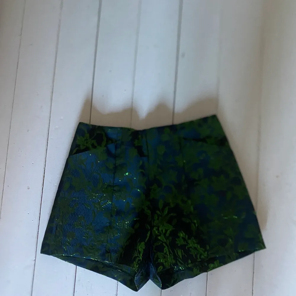 Gröna short, storlek 38. Shorts.