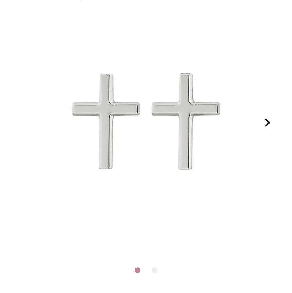 Örhängen i rostfritt stål från edblad, ”Spirit cross stud steel”. Endast provade, nypris 199kr💗 Kan skicka egna bilder om så önskas :) Gratis frakt!. Asusteet.