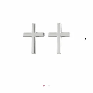 Edblad kors örhängen - Örhängen i rostfritt stål från edblad, ”Spirit cross stud steel”. Endast provade, nypris 199kr💗 Kan skicka egna bilder om så önskas :) Gratis frakt!