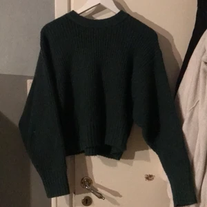 Stickad tröja - Mörkgrön stickad tröja från monki i storlek S. Nypris 400kr💚