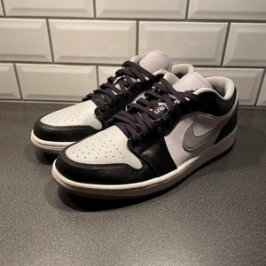 Nike Air Jordan 1 Low - Säljer ett par Air Jordan 1 Low Shadow. Säljer pågrund av att jag redan har skor och behöver inte dessa. Condition skulle jag säga är 9,5/10. Använda 1 gång, mer bilder kan fixa och tveka inte på att kontakta! Dessvärre ingen orginalkartong! Köparen står för frakten!