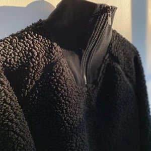 Teddyfleece - Svart Teddyfleece i Stl M