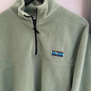 Grön fleecetröja - Köpt på junkyard för ngt år sen men har ej fått användning av den så säljer den. Bra skick och superfin färg!💗😚 BUD: 230 kr + frakt 