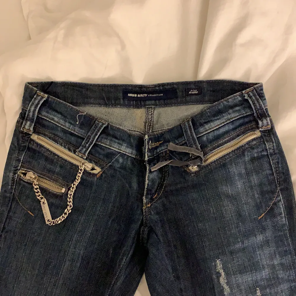 Säljer ett par miss sixty byxor som är mycket eftertraktade det är i samma modell som dem gråa på min sida . Jeans & Byxor.