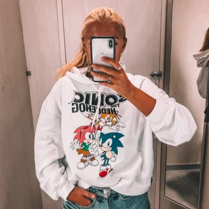 Oversize hoodie - Oversizad hoodie, endast använd 1-2 gånger så i perfekt skick. Storlek XL så har använt den som oversize. Snygg och skön. Sonic motiv. 