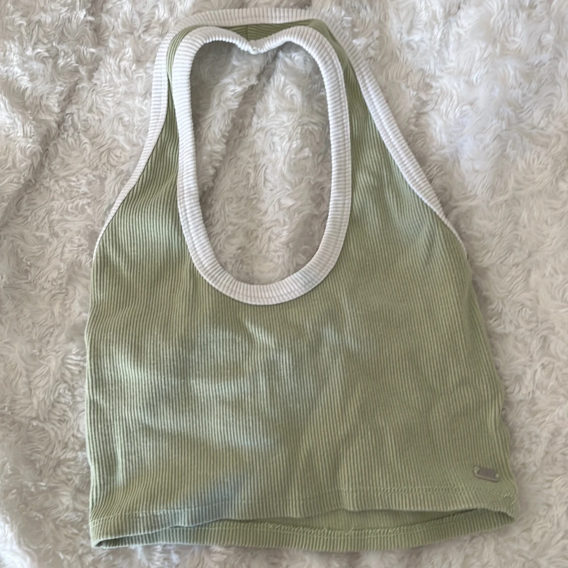 Kort sommar tröja, som går runt huvudet.