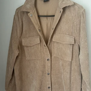 Manchester Skjorta - Beige Manchester skjorta i storlek S, mycket fint skick från Gina tricot