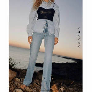 Zara jeans - Helt slutsålda jeans från zara, storlek 38 men passar mig som är 36! 💙