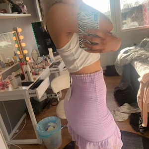 Lila kjol - Jättefin kjol från Bikbok! HELT OANVÄND, ENDAST TESTAD! Passar mig som är S/M jättebra.  Kjolen formar verklgien kroppen jättefint och är perfekt för sommaren💜💜