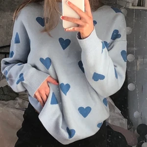 Stickad tröja - Så skön stickad ljusblå tröja med hjärtan på! Väldigt fin att ha tex på sommarkvällar med en kjol till💙💙 Använd ett fåtal gånger så i bra skick! Säljer då jag behöver mer plats i garderoben💙 Köparen står för frakt! Skriv privat vid frågor💘