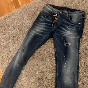 DSquared jeans - Storlek 50, ganska slim fit runt benen, inte för tight runt midjan