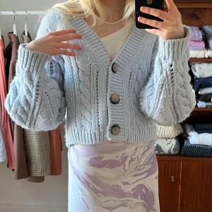 STICKAD TRÖJA - Jättefin kofta / tröja som är stickad!!!! 🧡 Något nopprig men fortfarande i fint skick! Storlk xs (jag bär vanligtvis S eller M, alltså lite oversize)