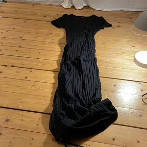 Svart ribbad klänning - Detta är en väldigt lång svart ribbat klänning från Shein. Säljes för att jag var för kort. Skulle rekommendera en lång person att köpa denna. Den är oanvänd, endast provad.