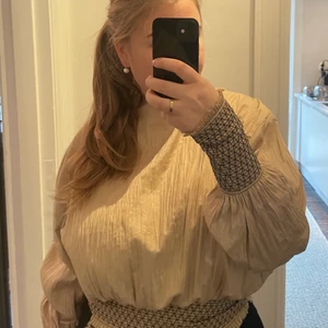 Blus toteme beige  - Blus från toteme i beige, slutsåld . Storlek M . Tar emot bud, kan mötas upp / skicka 