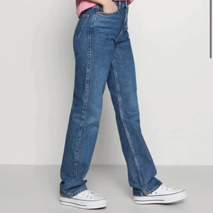 Weekday jeans - Säljer dessa mörkblåa weekday jeans då jag har två par! Jeansen är i nyskick och endast använda någon gång. jeansen är i W24L34 och passar mig som vanligtvis har mellan strl 34-36🥰nypris är 500kr🥰