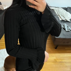 Svart polotröja  - Svart polo tröja med volang i armen riktigt fin och elegant. I fint skick 