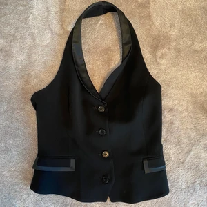 Halterneck top  - Säljer denna ursnygga halterneck korset/kavaj top, skor snygg till fest. Fint skick. Storlek 38 men drar åt det lite mindre hållet🖤 frakt tillkommer