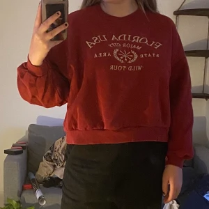 Sweatshirt  - Fin tröja från pull&bear i storlek S! Använd fåtal gånger så den är i fint skick :)