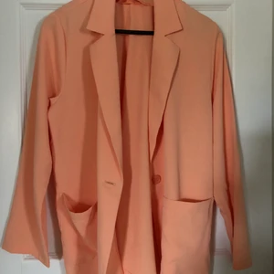 Blazer oversize  - Blazer orange aktig färg, fint skick använd Max två ggr. 