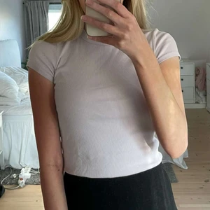 Topp - Ljuslila ribbad t-shirt i fint skick (frakt tillkommer🤍)