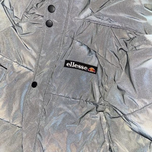 Ellesse jacka svart/grå  - Jätte fin jacka som jag har använt under 8:an den är till höst och vinter, jätte fin 