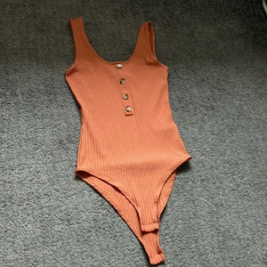 Body - En superfin body från hm i storlek XS. Säljer då den ej kommer till användning. Köparen står för frakten!!