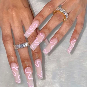 Lös naglar  - Rosa mönstrade lösnaglar. ‼️‼️🦋 lagt ut MASSA nytt så in och checka min sida🦋‼️‼️  ❇️den 12 mars doneras ALLT till välgörenhet så passa på❇️