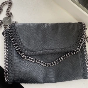 Väska chiquelle  - Axelväska från chiquelle i gott skick och knappt använd. Säljer för att jag inte använder. Nypris ca 400 kr