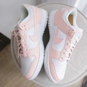 Nike Dunk Low Pale Coral - Riktigt populär och snygg sko! 💕💖  Denna chans vill ni inte missa! Rocka stans snyggaste sneakers! 🌸💞  Nike Dunk Low Pale Coral  Tillgängliga storlekar: ⤵️  36,5 EU 🇪🇺   Nu för endast: 1749kr
