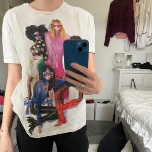 Zara - Denna älsklings t-shirt från zara som jag älskar men använder aldrig längre:( därför vill jag sälja vidare den🥰 använd fåtal gånger och är i fint skick, passar till allt!💗💗💗
